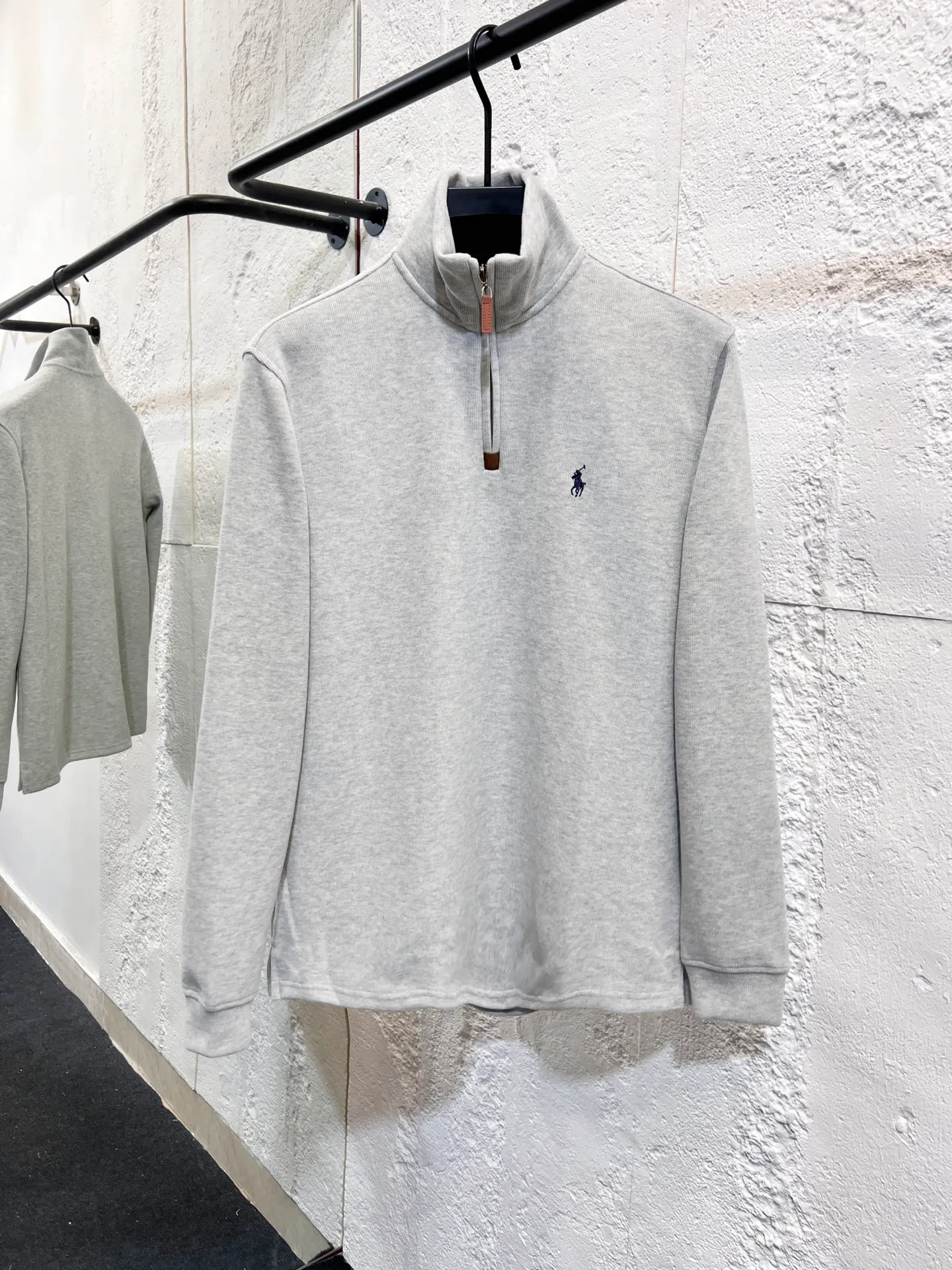 P196 Style number: T73 2235# Actual pictures! ! Ralph Lauren Minnie fabric long-sleeved half-zip sweatshirt. Color: black, oatmeal gray, camel, dark gray, light gray, navy blue, milk white. A total of 7 colors. Size: M-100-120 catties L-120-140 catties XL-140-160 catties 2XL-160-180 catties